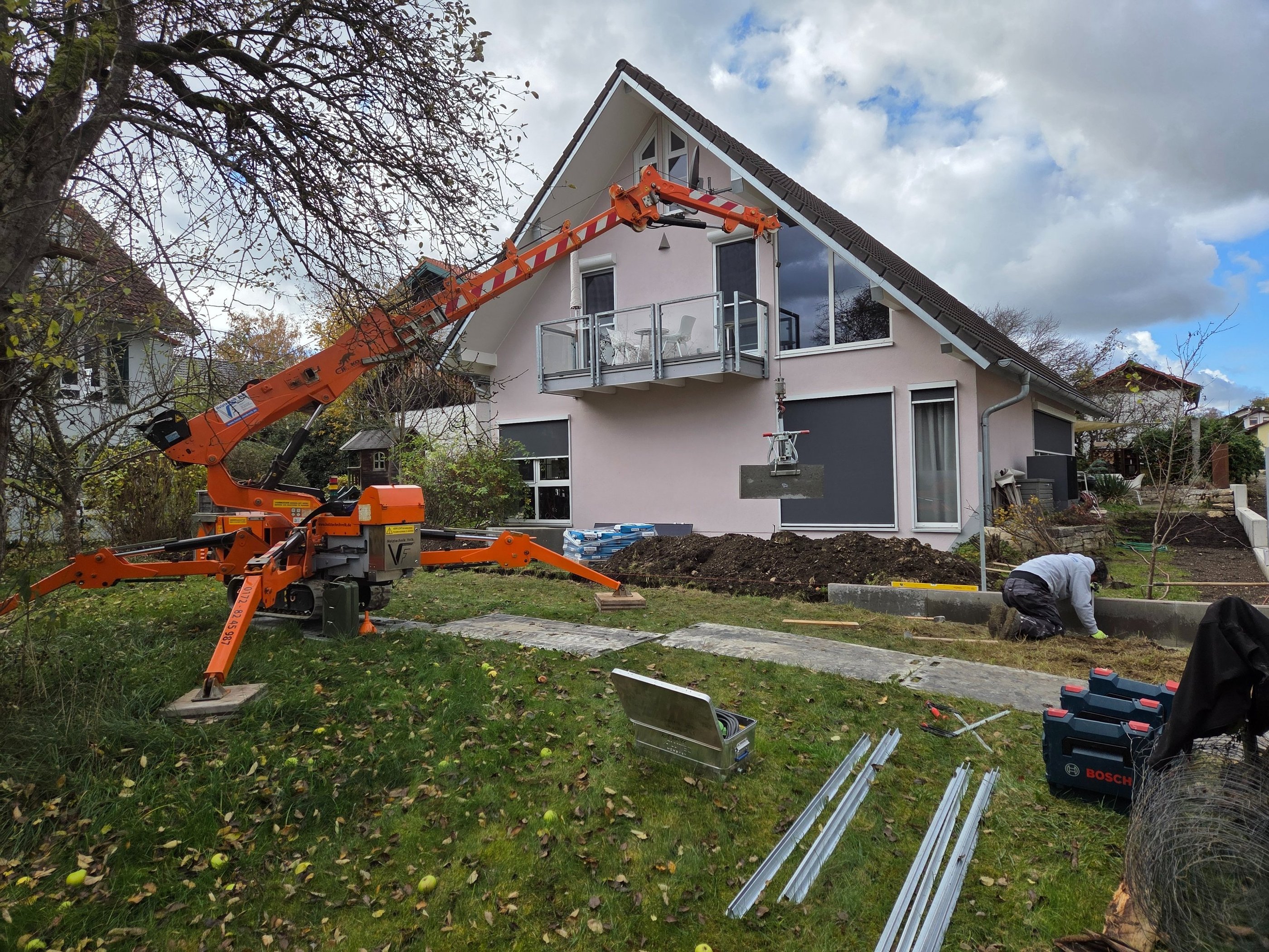 Raupenkran im Einsatz für schwere Lasten und Montage im Garten von Holztechnik Volk, Ammersee.