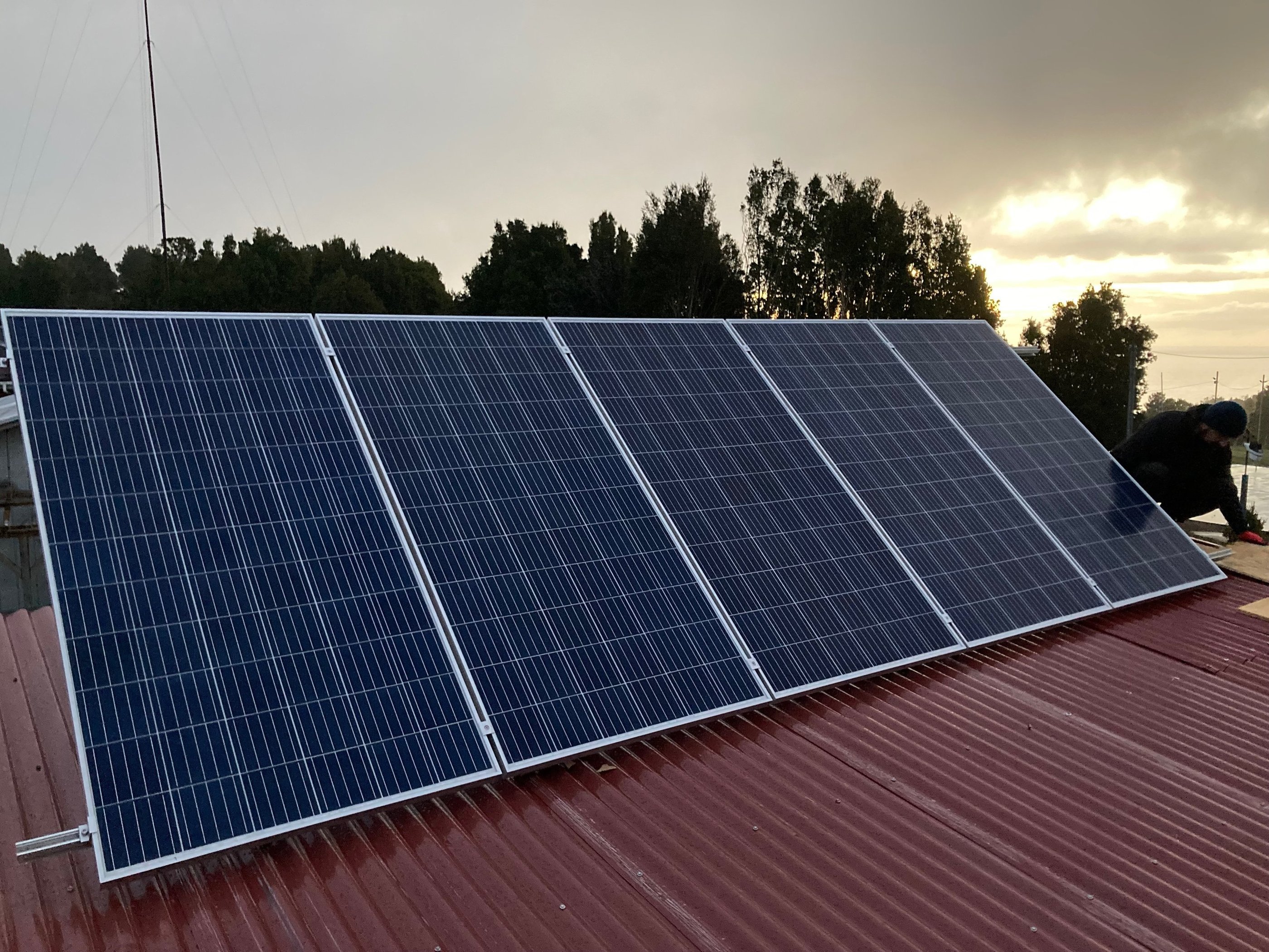 Instalación de sistema de paneles solares por EcoRumbo para energía sustentable en comunidad