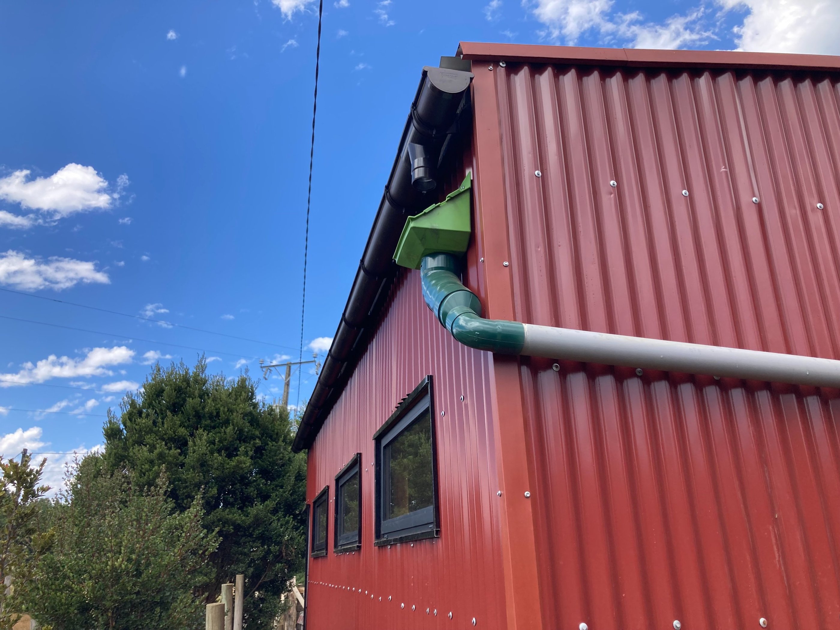 Sistema de captación de aguas lluvias implementado por EcoRumbo para uso sustentable en comunidades