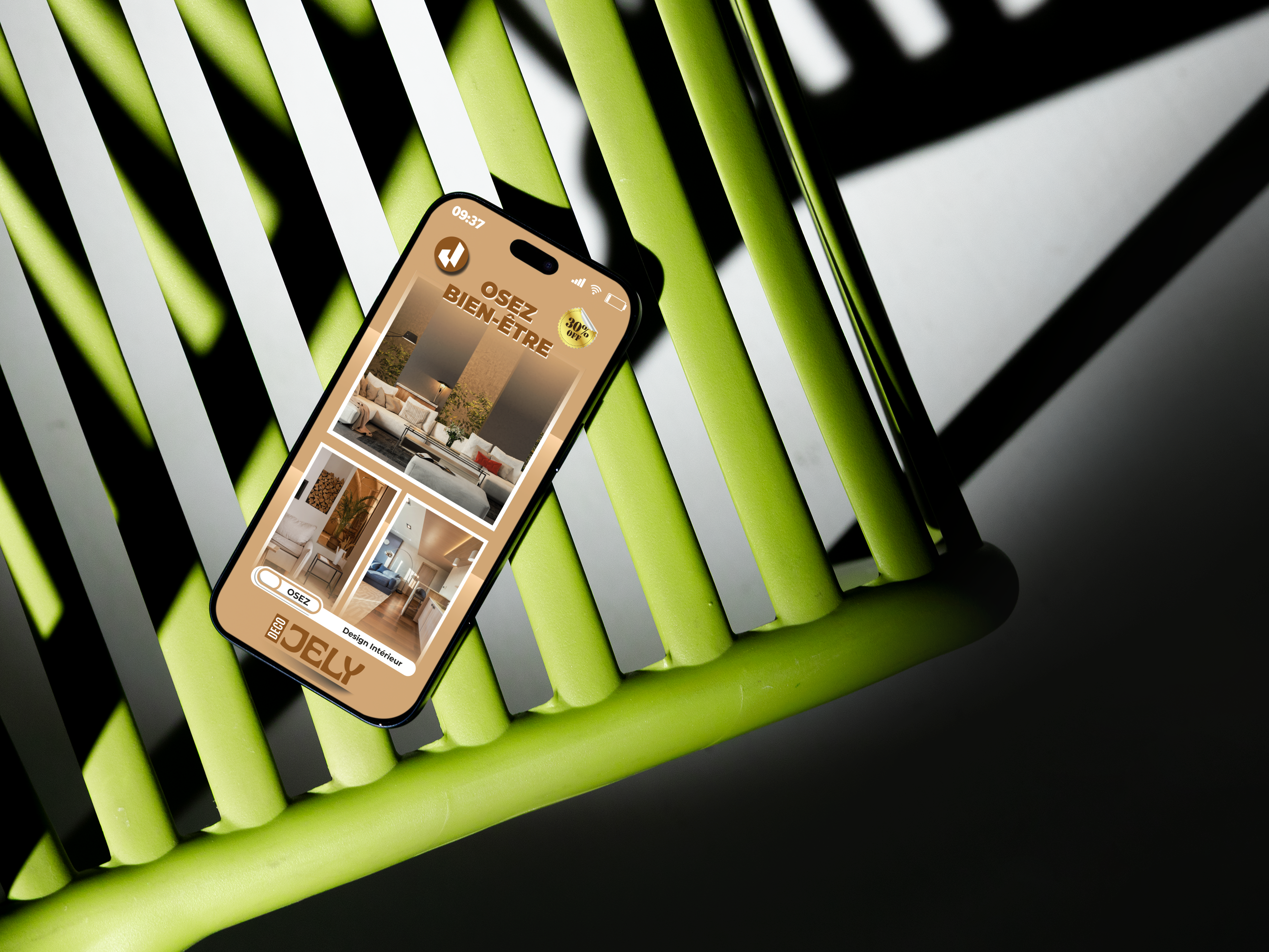 Smartphone affichant un site web et le logo d'un décorateur d'intérieur posée sur une chaise