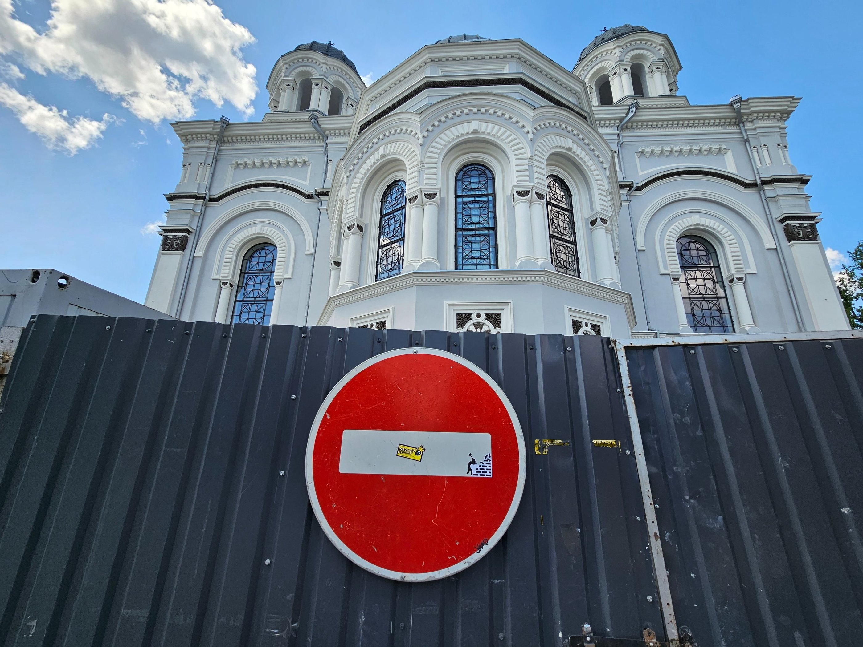 Détournement de panneaux de signalisation représentant un homme détruisant un mur sur sens interdit 