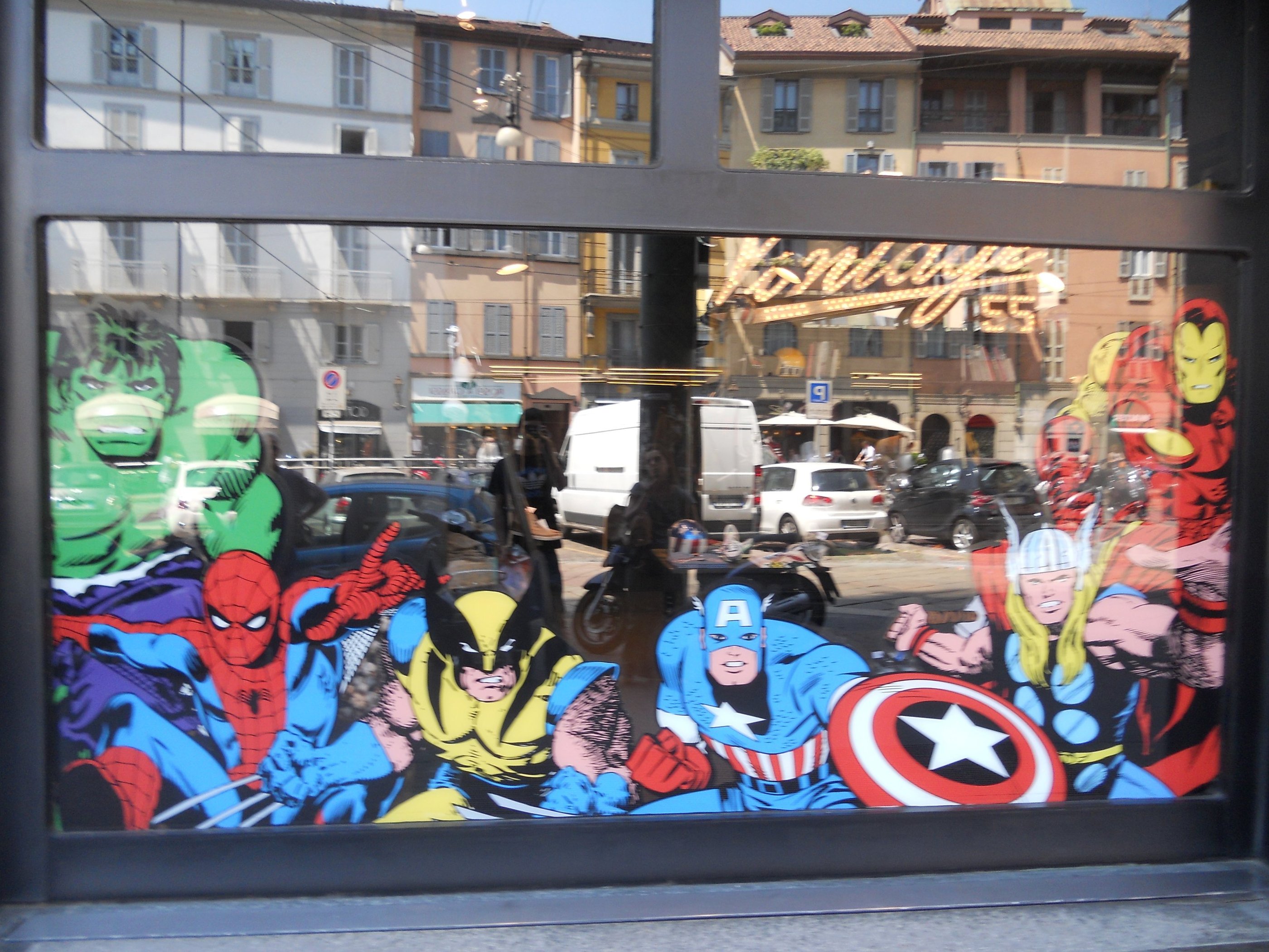 Decorazione vetrina con personaggi Marvel i stile 