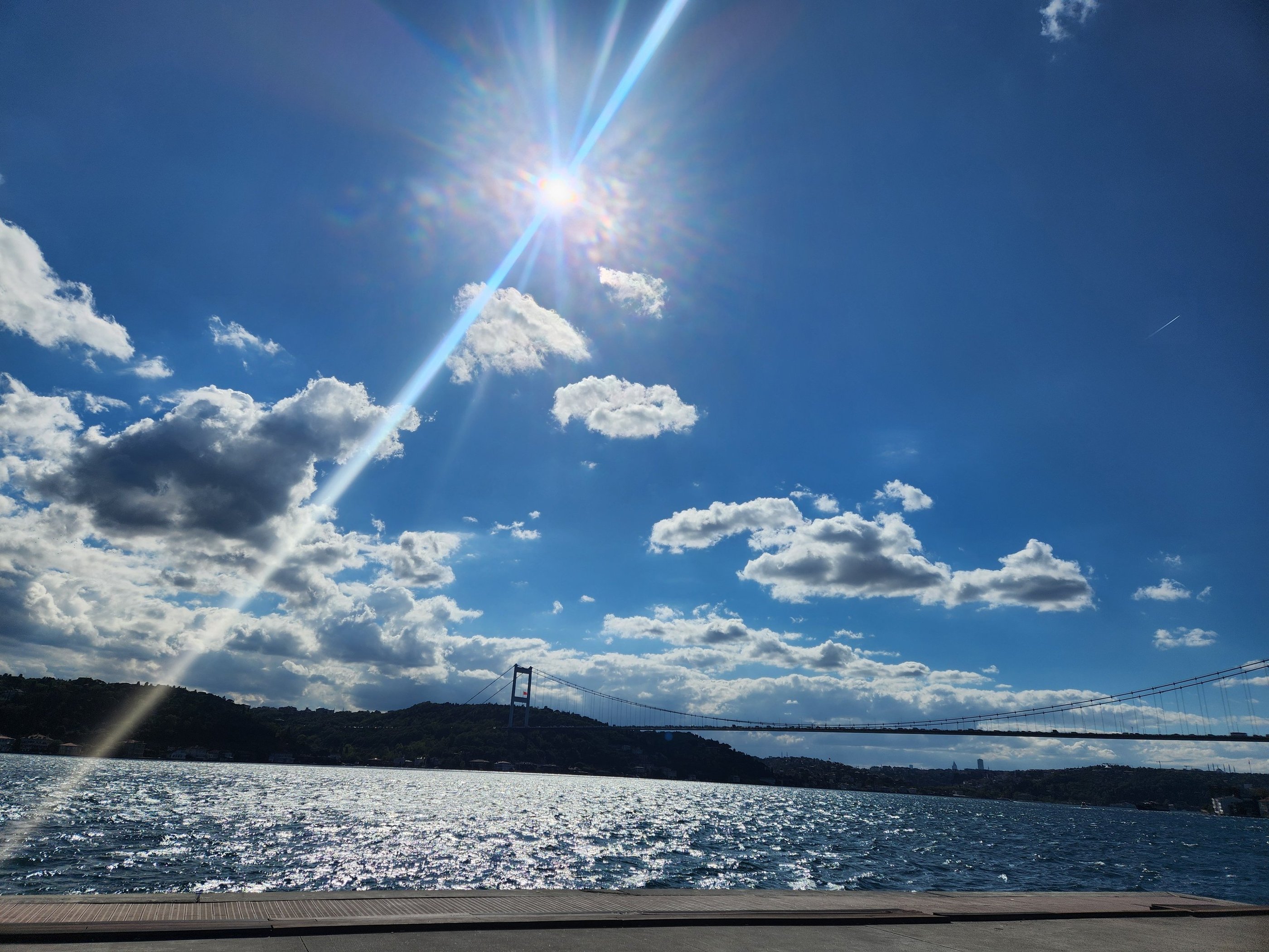 emirgan sahilinden boğaziçi ve köprü görseli