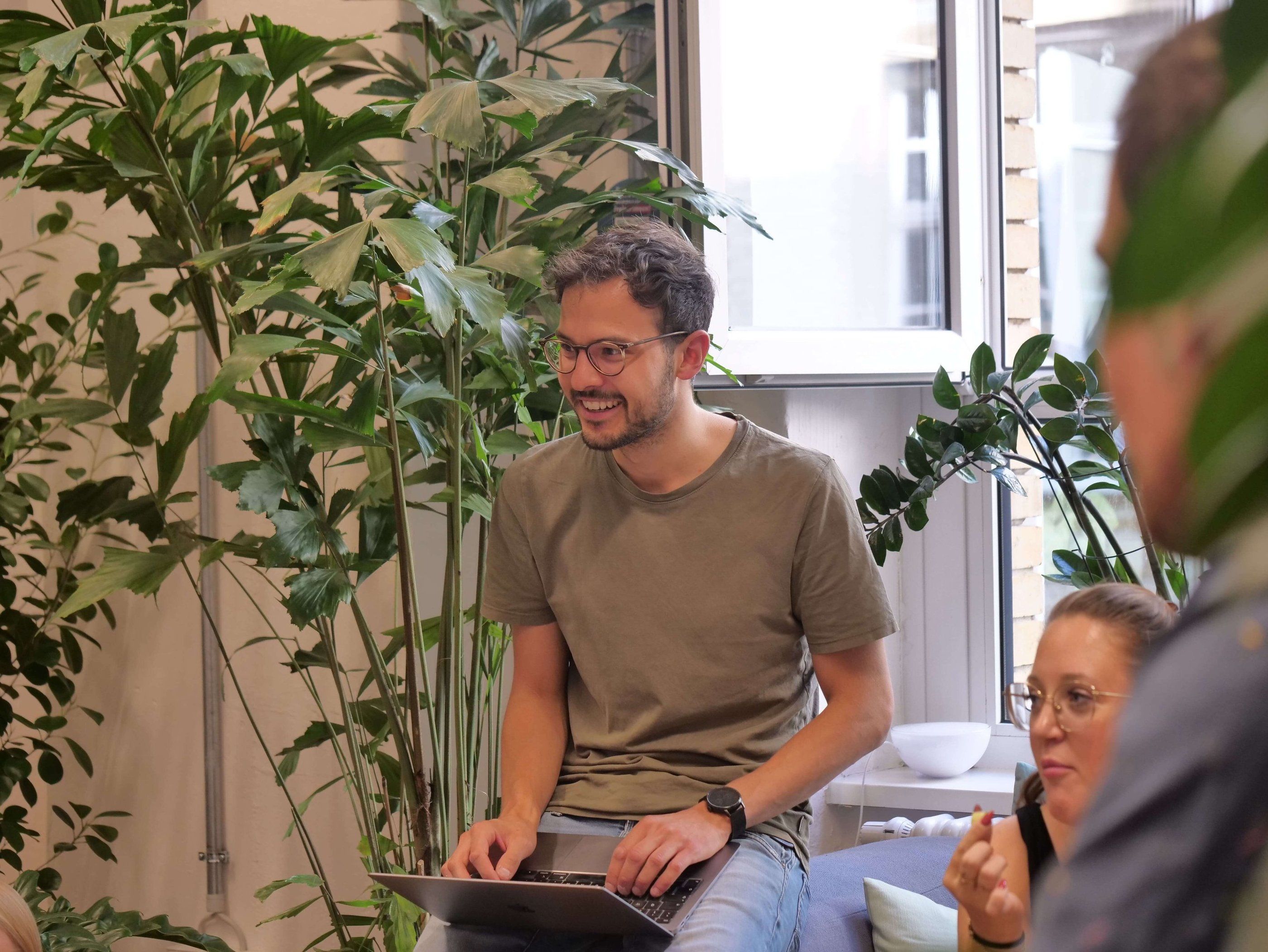 Experte für Klimapsychologie Fabian Hirt beim Planen einer Intervention