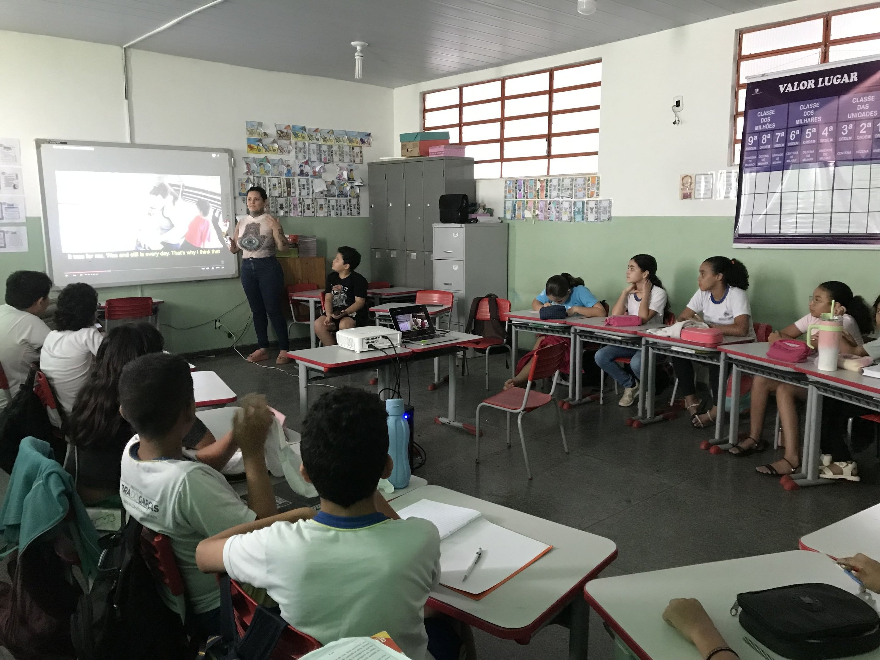 As oficinas de arte urbana, conduzidas pelos artistas visuais Sérgio Astral e Amanda Amorim, apresen