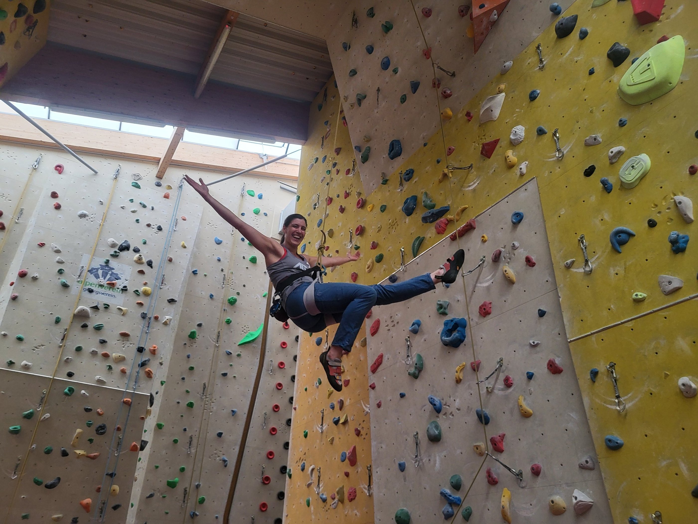Individueller Kletterkurs in Wien (Kletterhalle Marswiese, Teilnehmerin hat Spaß im Kletterkurs)
