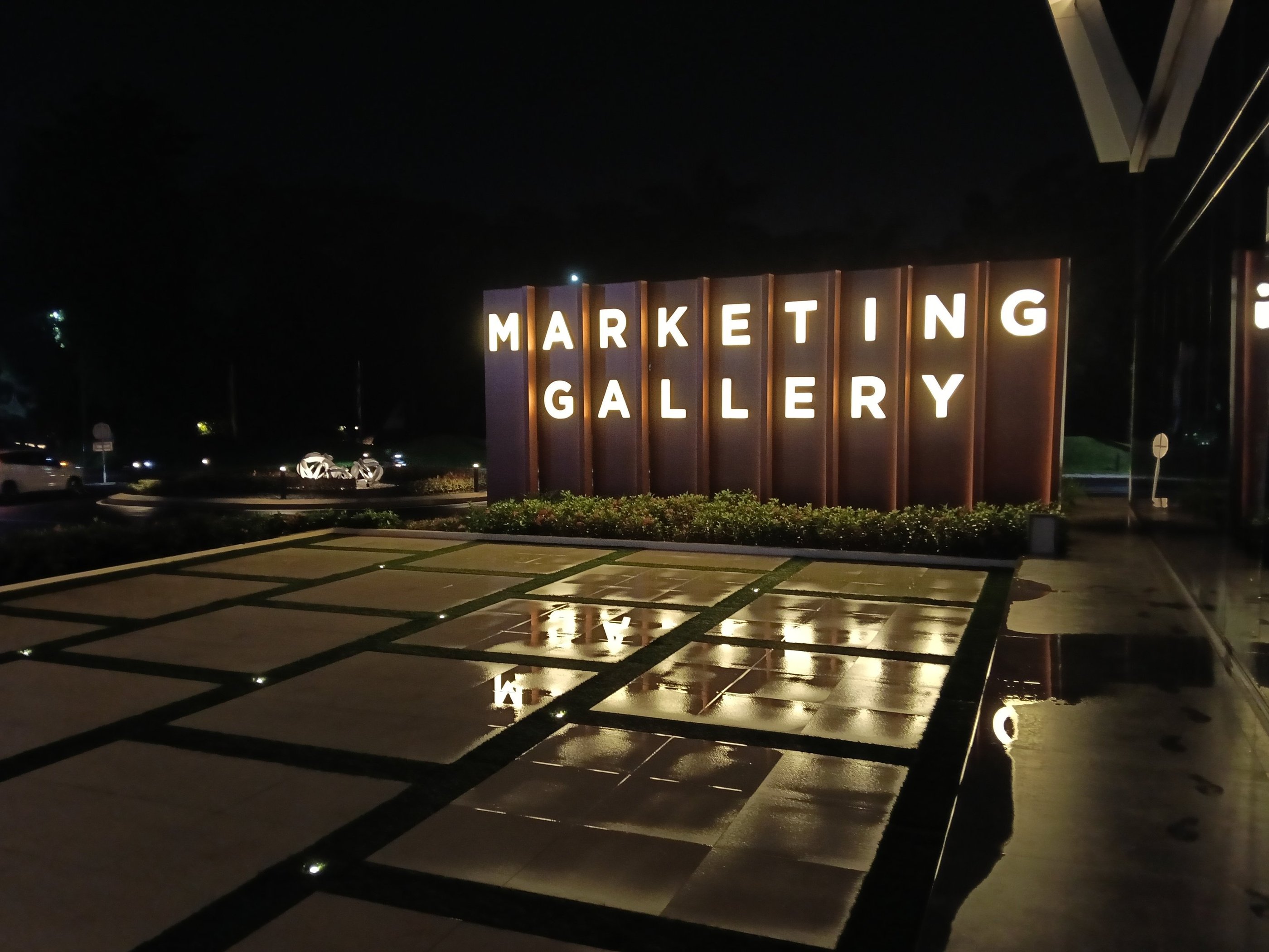 Huruf timbul kombinasi stainless dan akrilik nyala untuk marketing gallery oleh Angel Family Laser