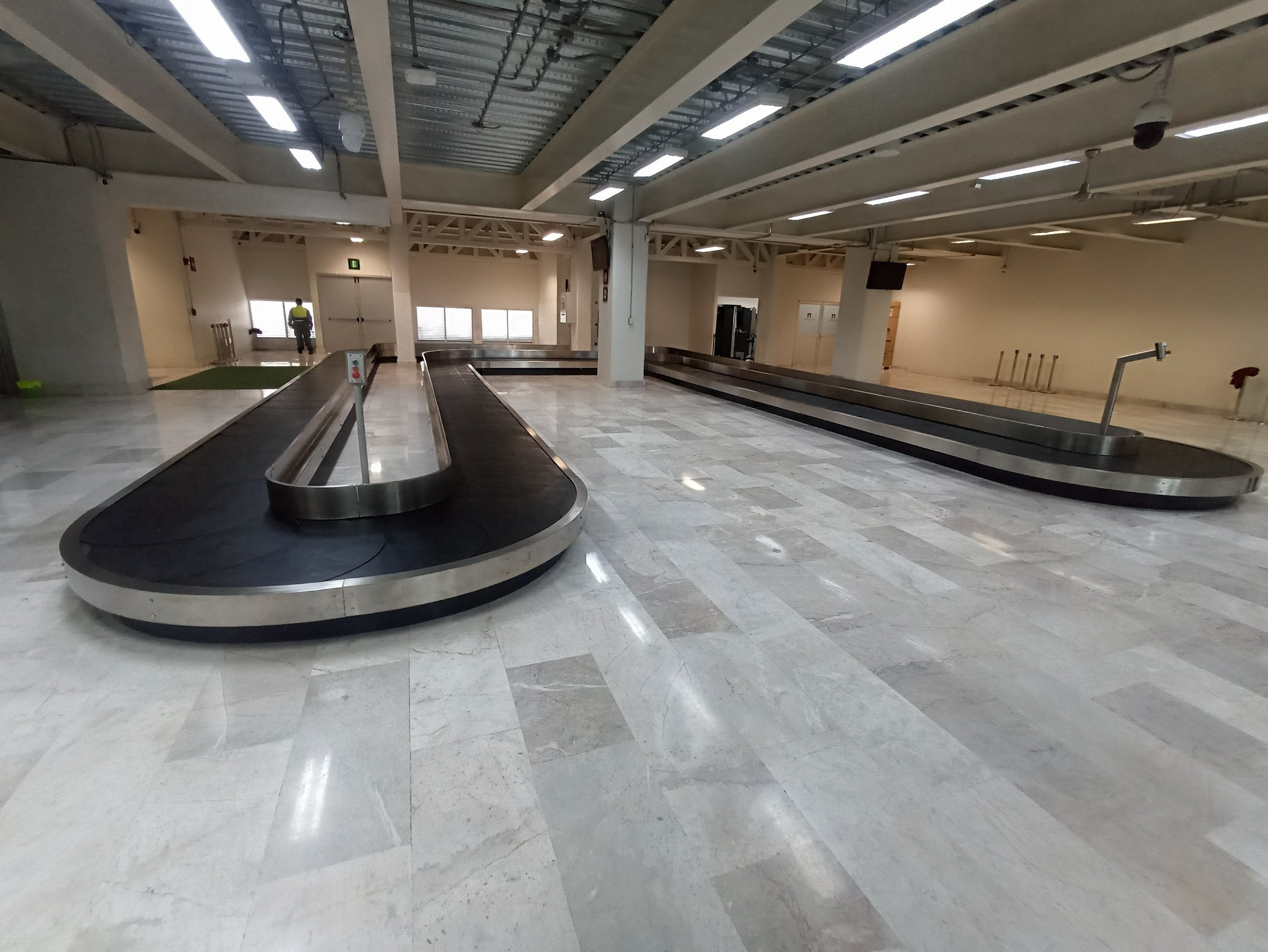 Carrusel de equipaje para el flujo ordenado de maletas en zonas de entrega en aeropuerto.