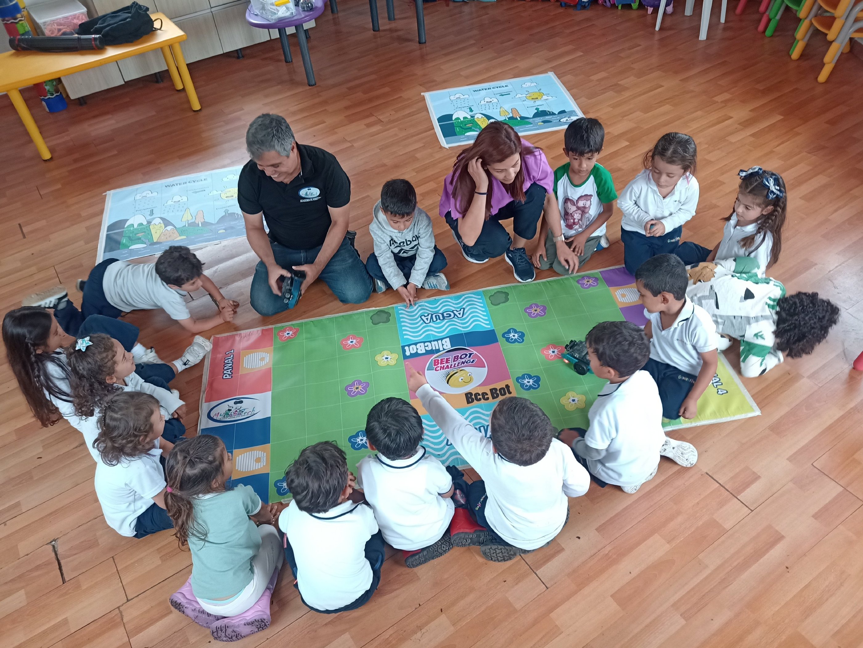 Niños de preescolar aprendiendo codificación de robots