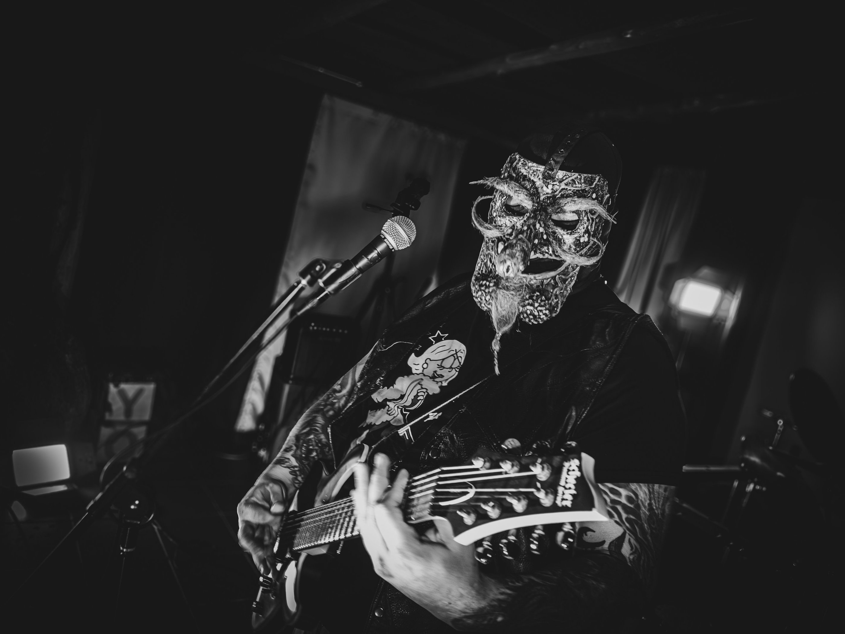 Noiso Playing guitar live