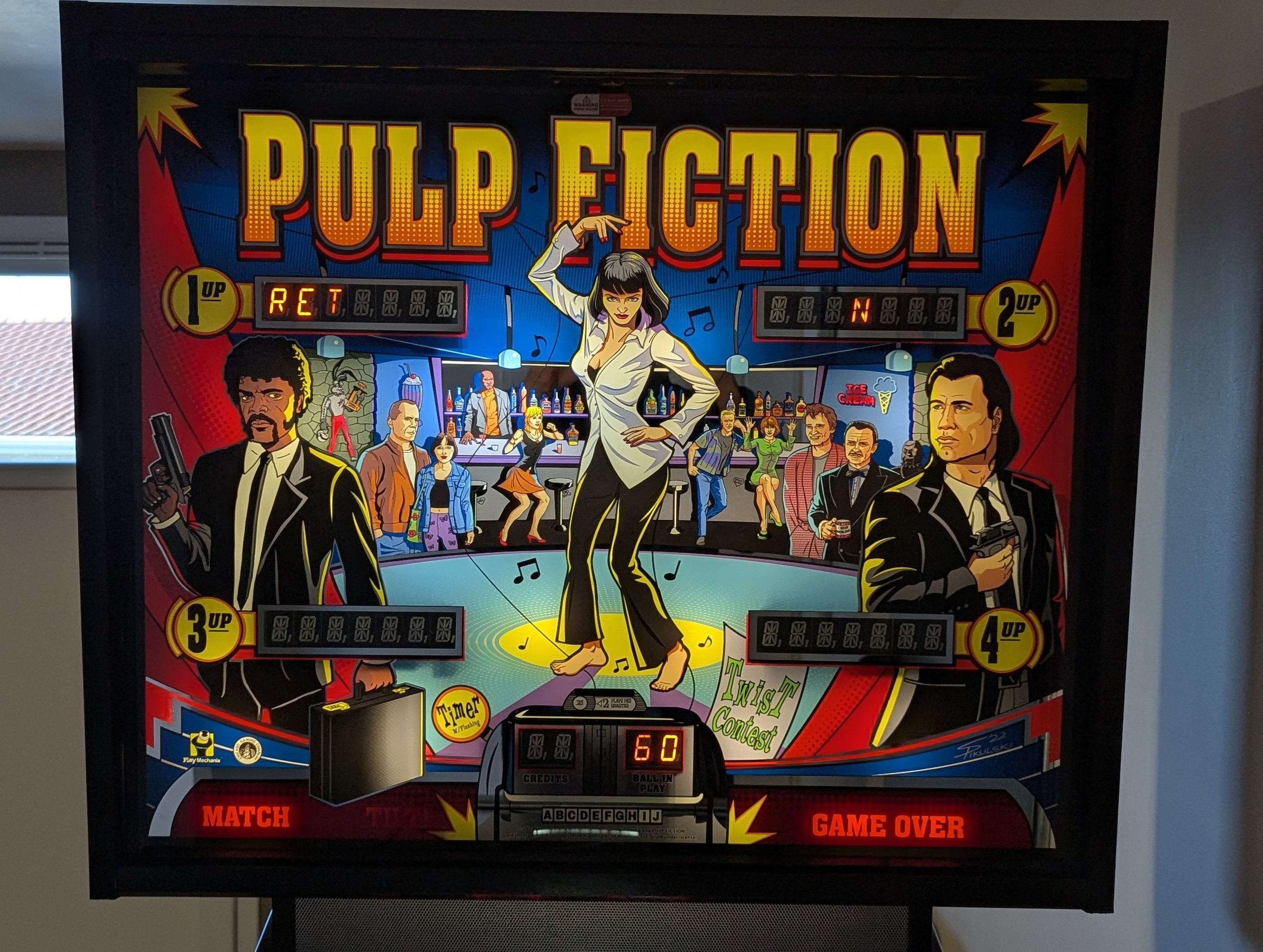 Fronton du Flipper Pulp Fiction de Chicago Gaming, disponible à la location et à l'exploitation
