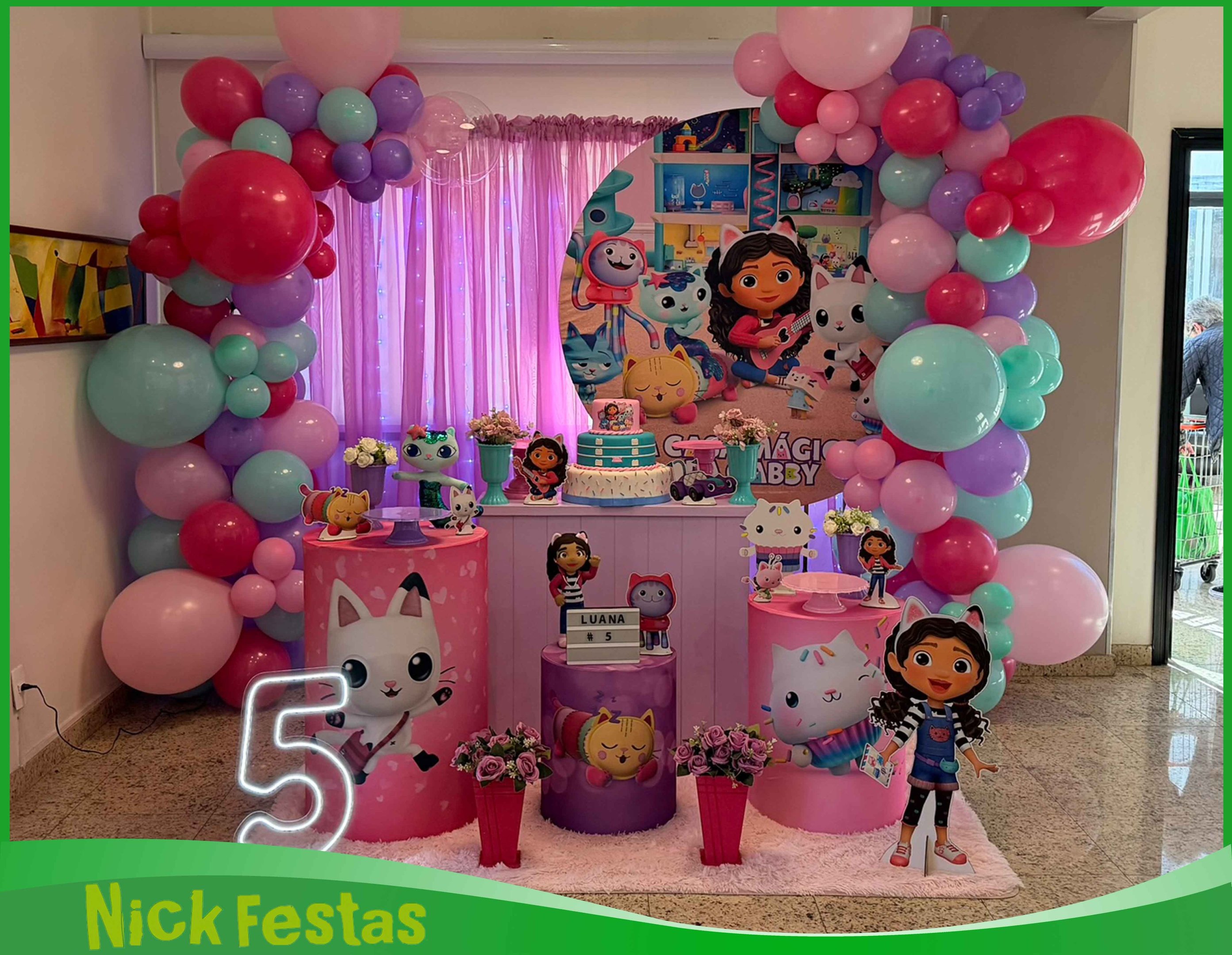 Aluguel de decoração infantil A Casa Mágica da Gaby na Freguesia do Ó com mesa decorada temática