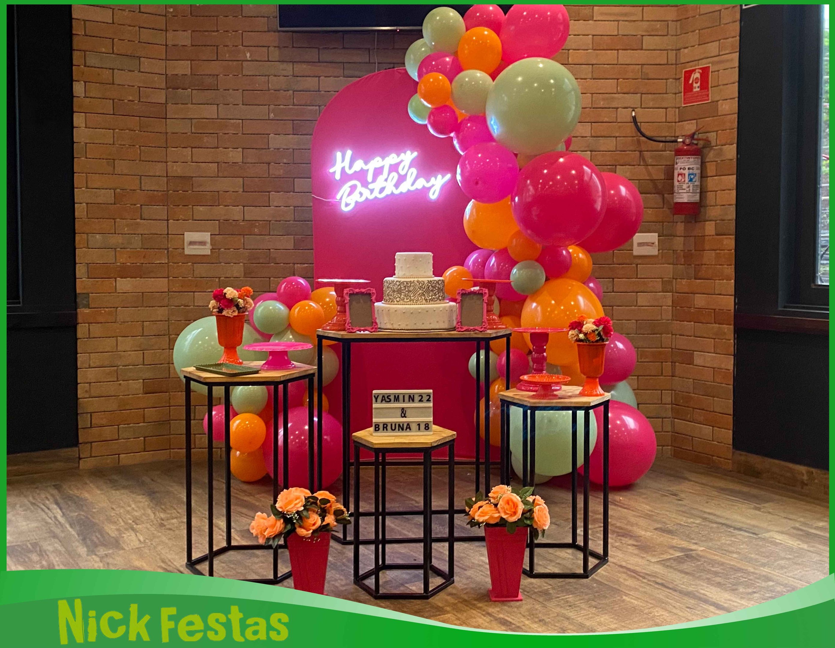 Decoração Pink Neon para festa com painel iluminado em tons de rosa, arco orgânico de balões