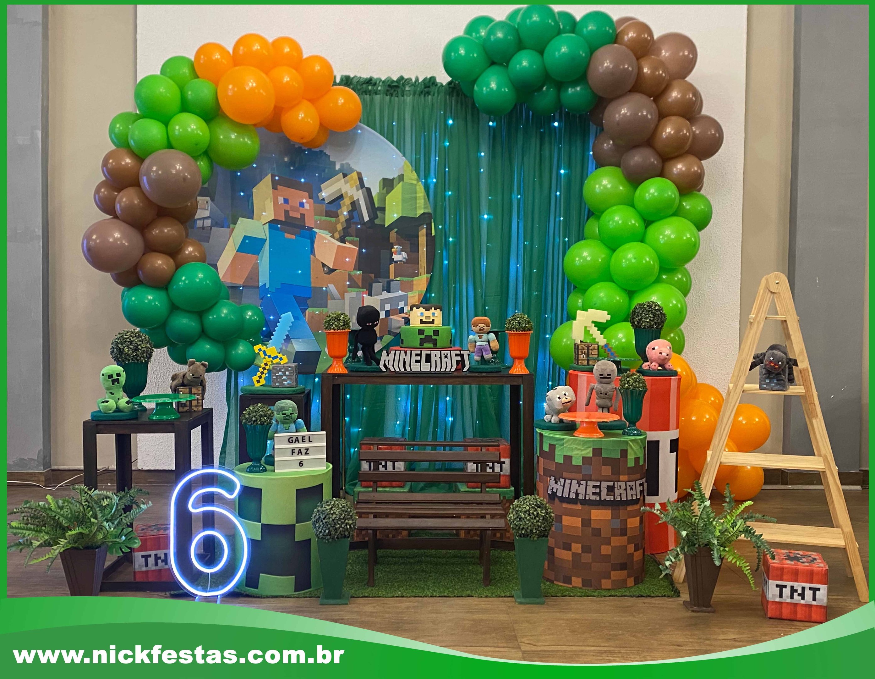 Decoração infantil Minecraft com painel temático, balões verdes e mesa decorada, Freguesia do Ó