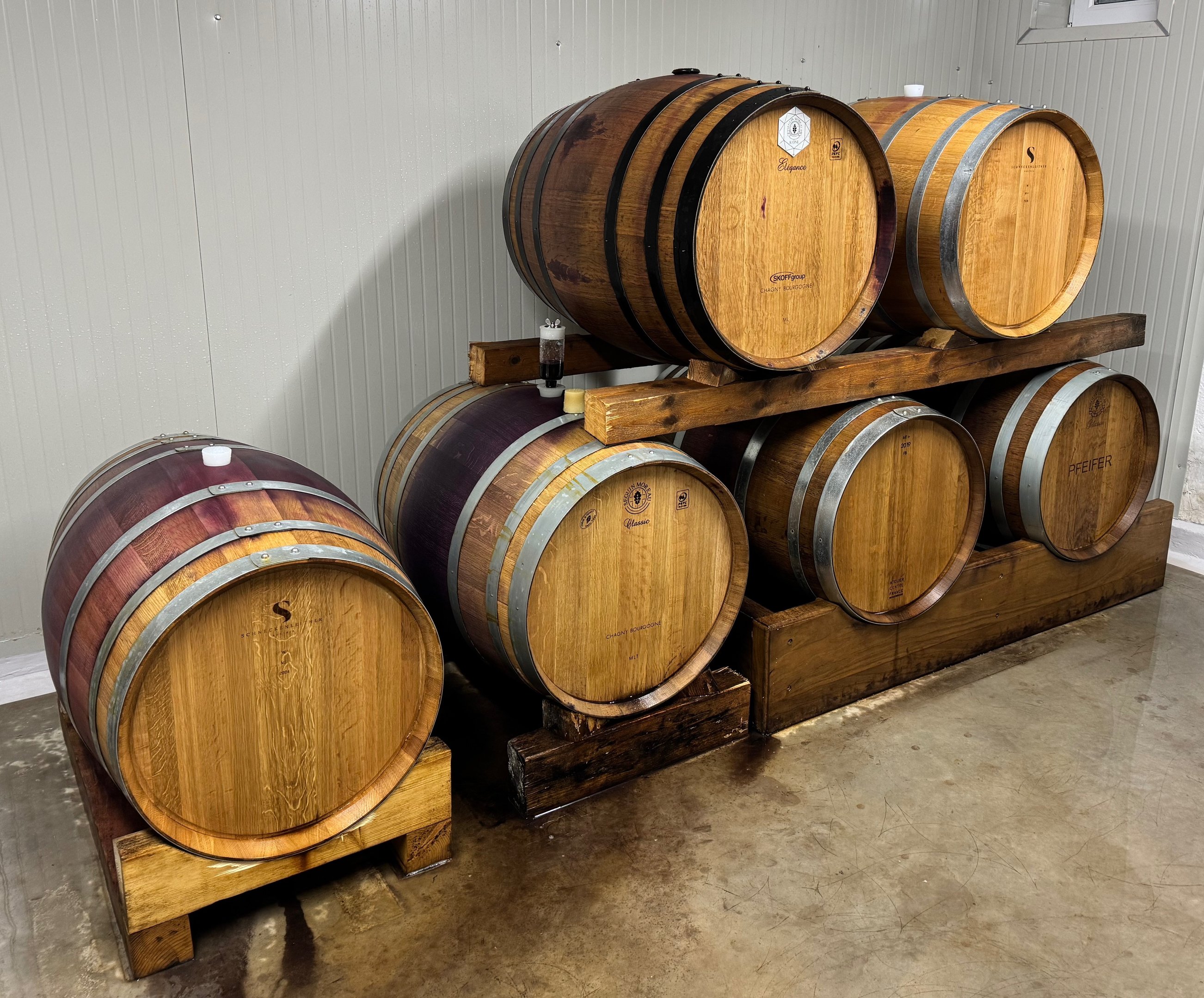 Holzfässer im Keller