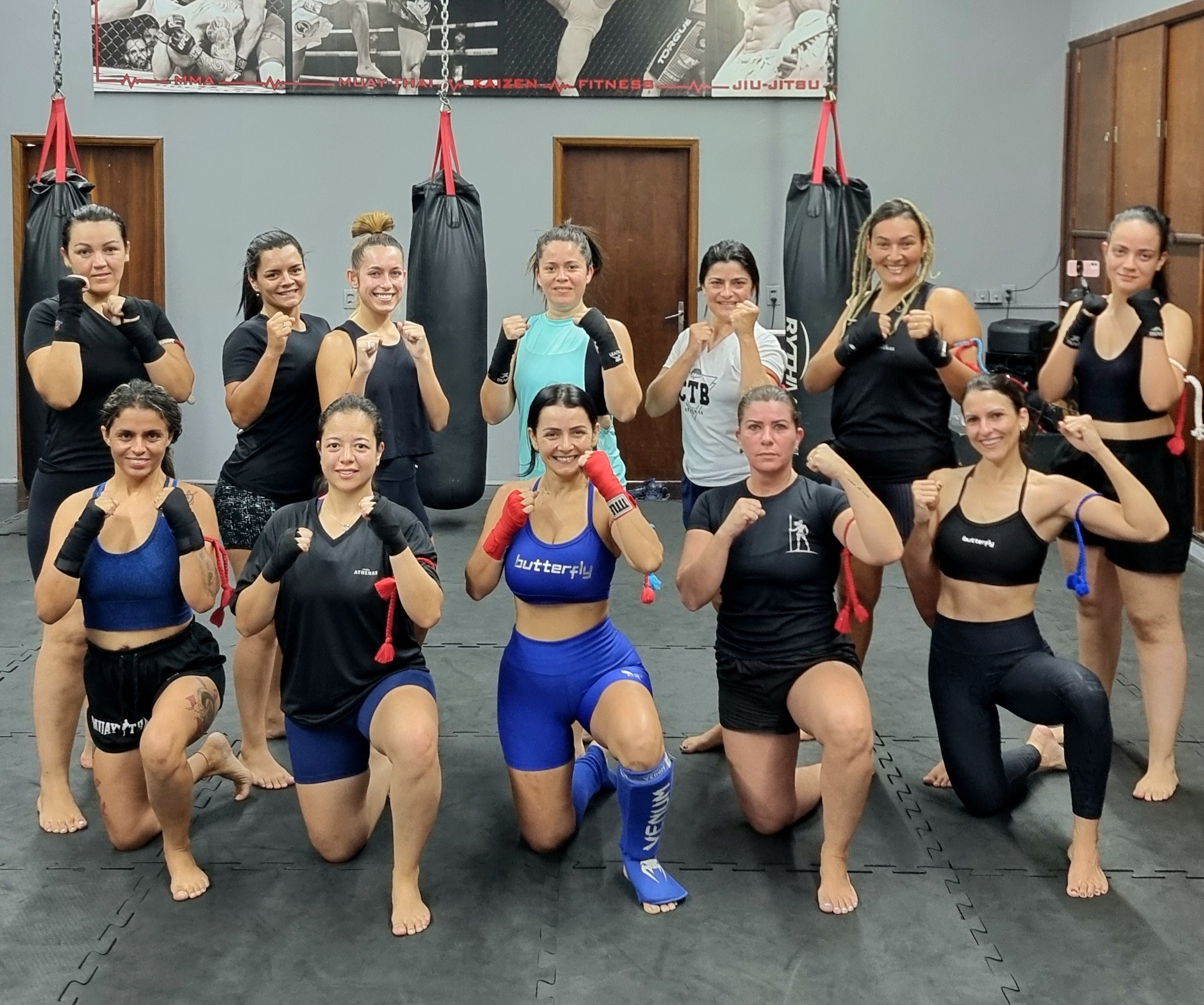 Muay thai avaré, academia com três mulheres treinando Muay Thai em Avaré.