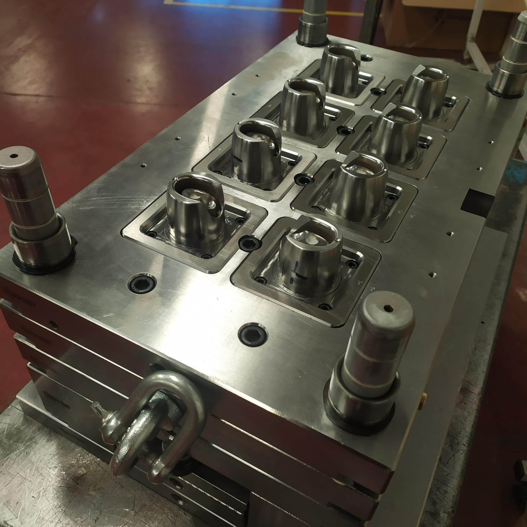 Plastic injection mold for aerosol spray cap