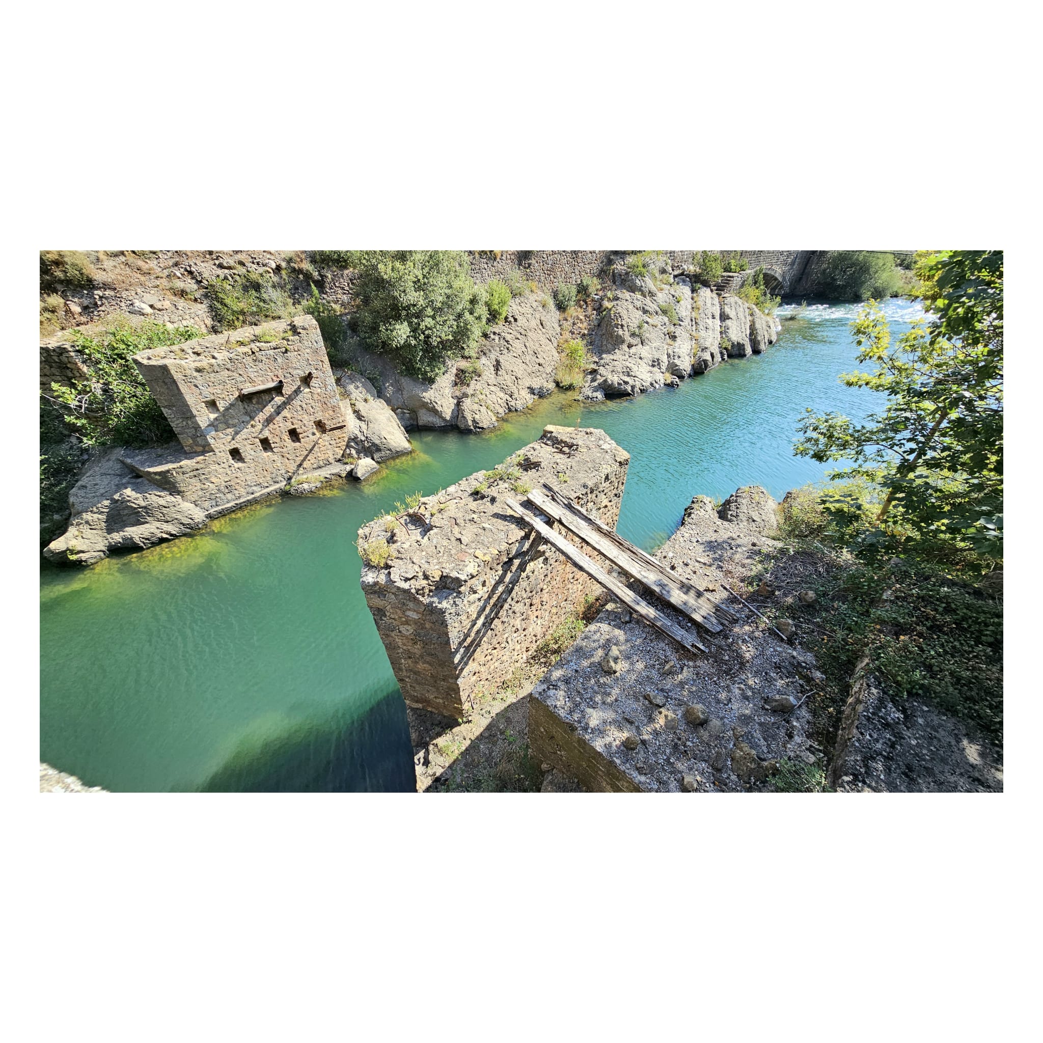 Old Bridge Foundation on the Pista de la Central, Sopeira photographed by NIKORU