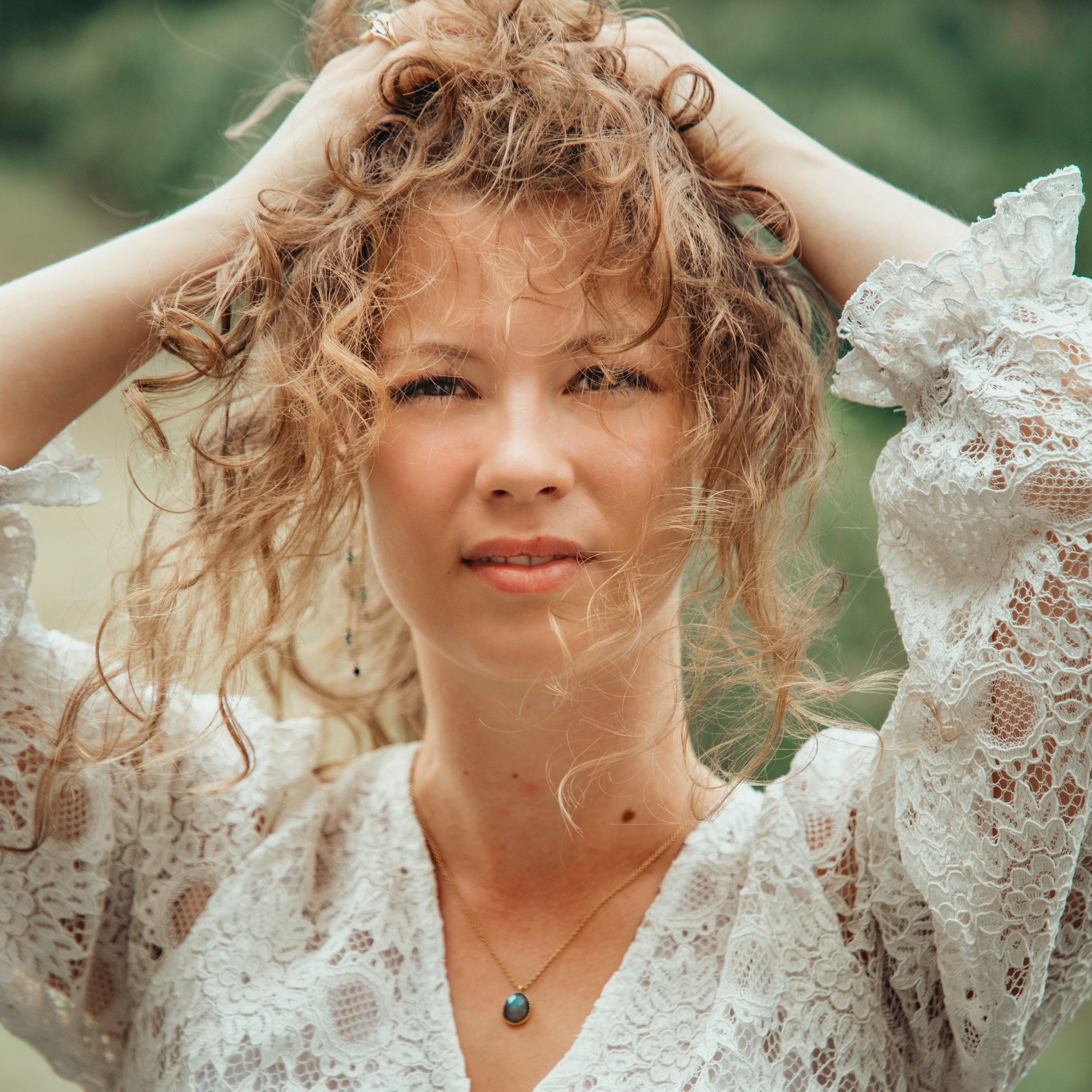 portrait femme blonde cheveux au vent