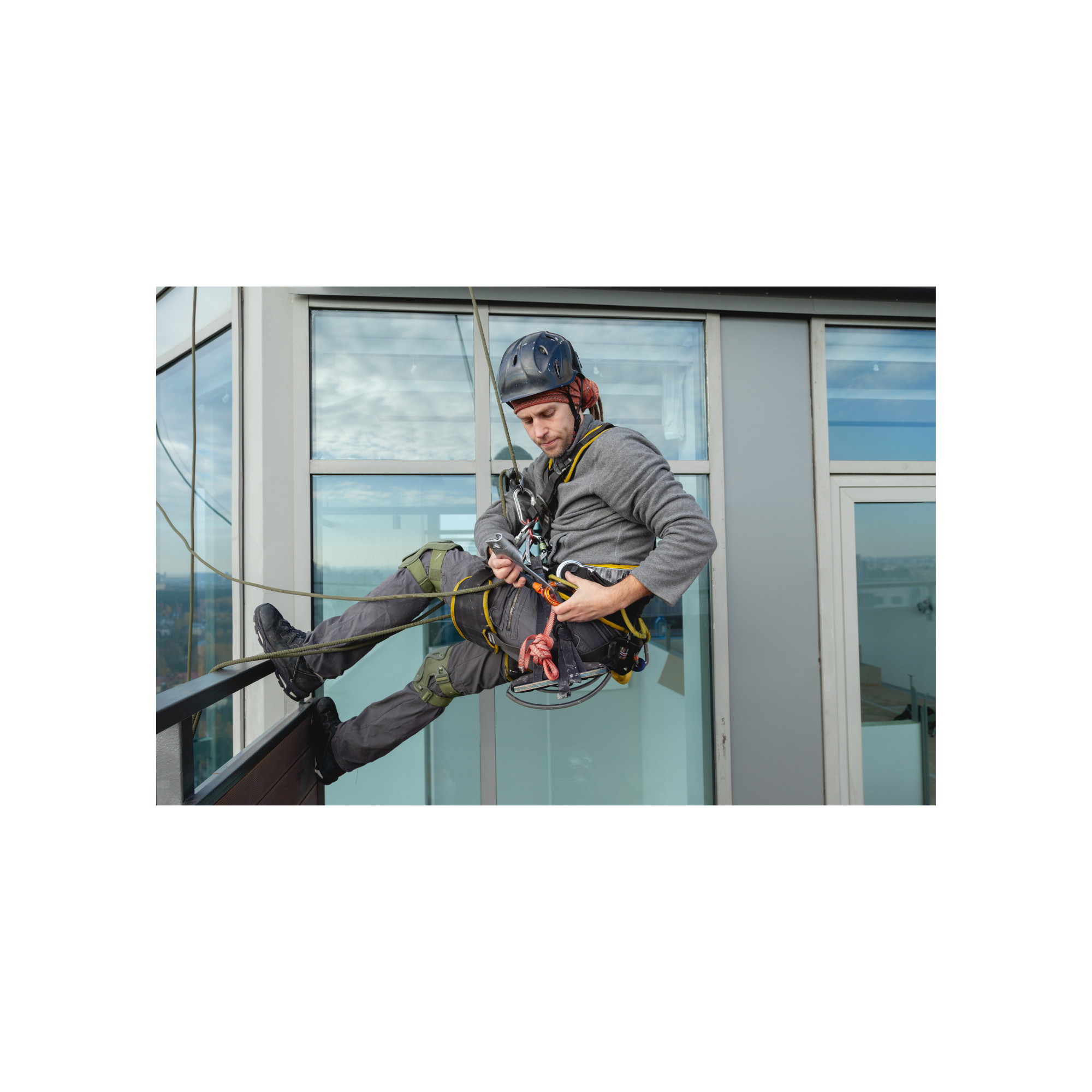 ⁠Stiklo paketų keitimas aukštyje