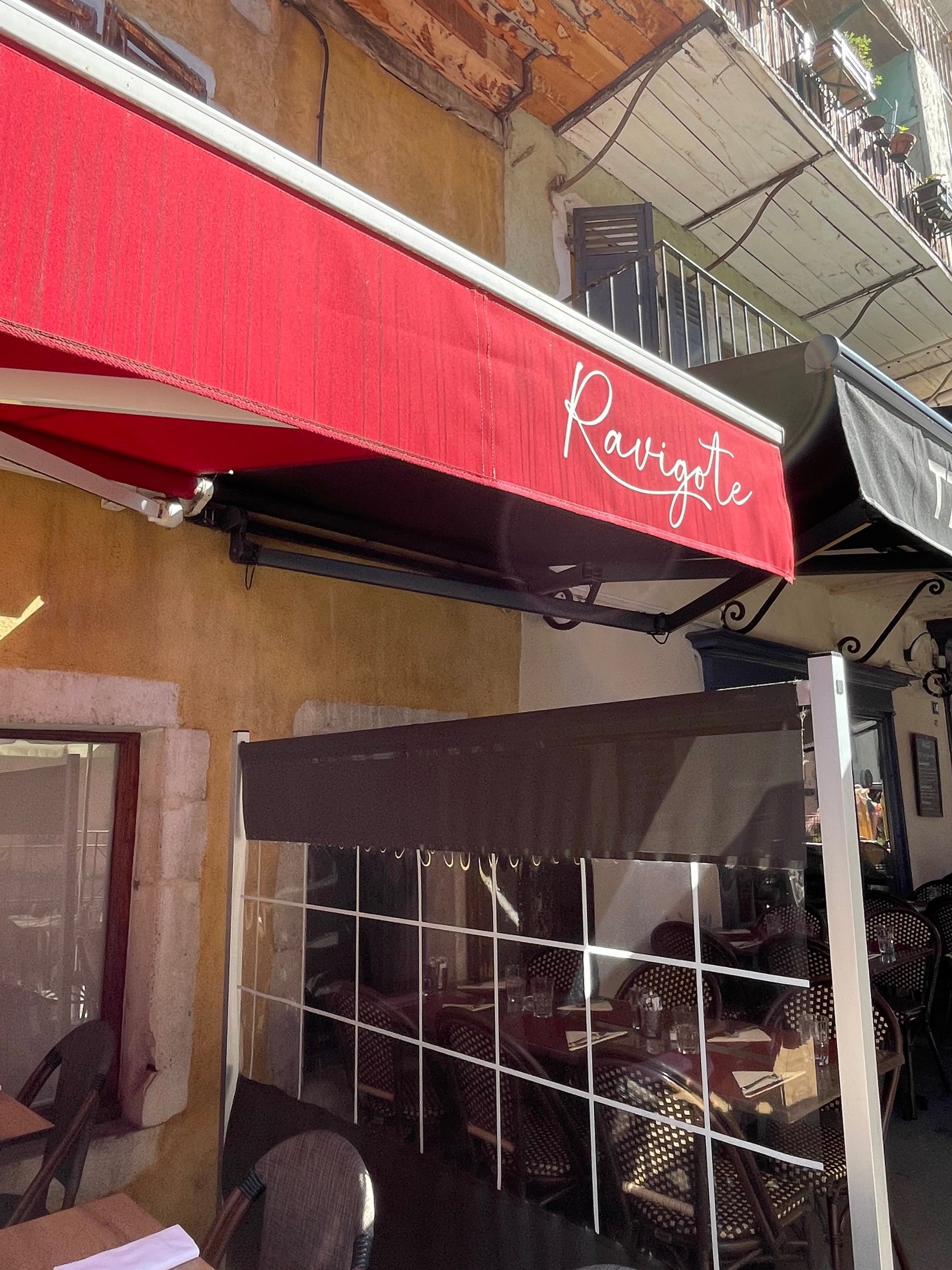 Photographie du store extérieur du restaurant.