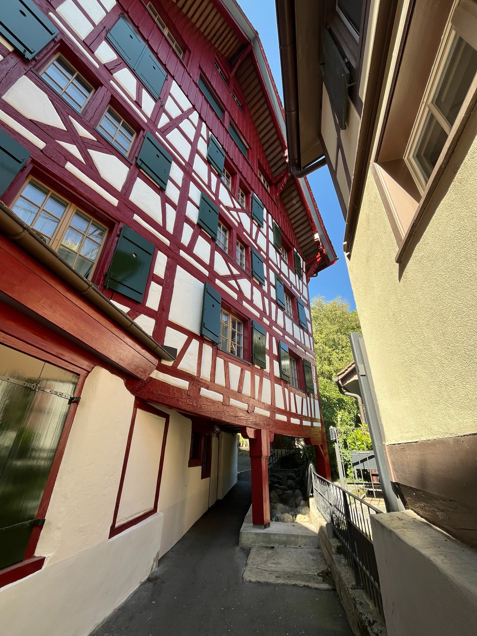 Sneaking between buildings on the Weinfelden Weinweg