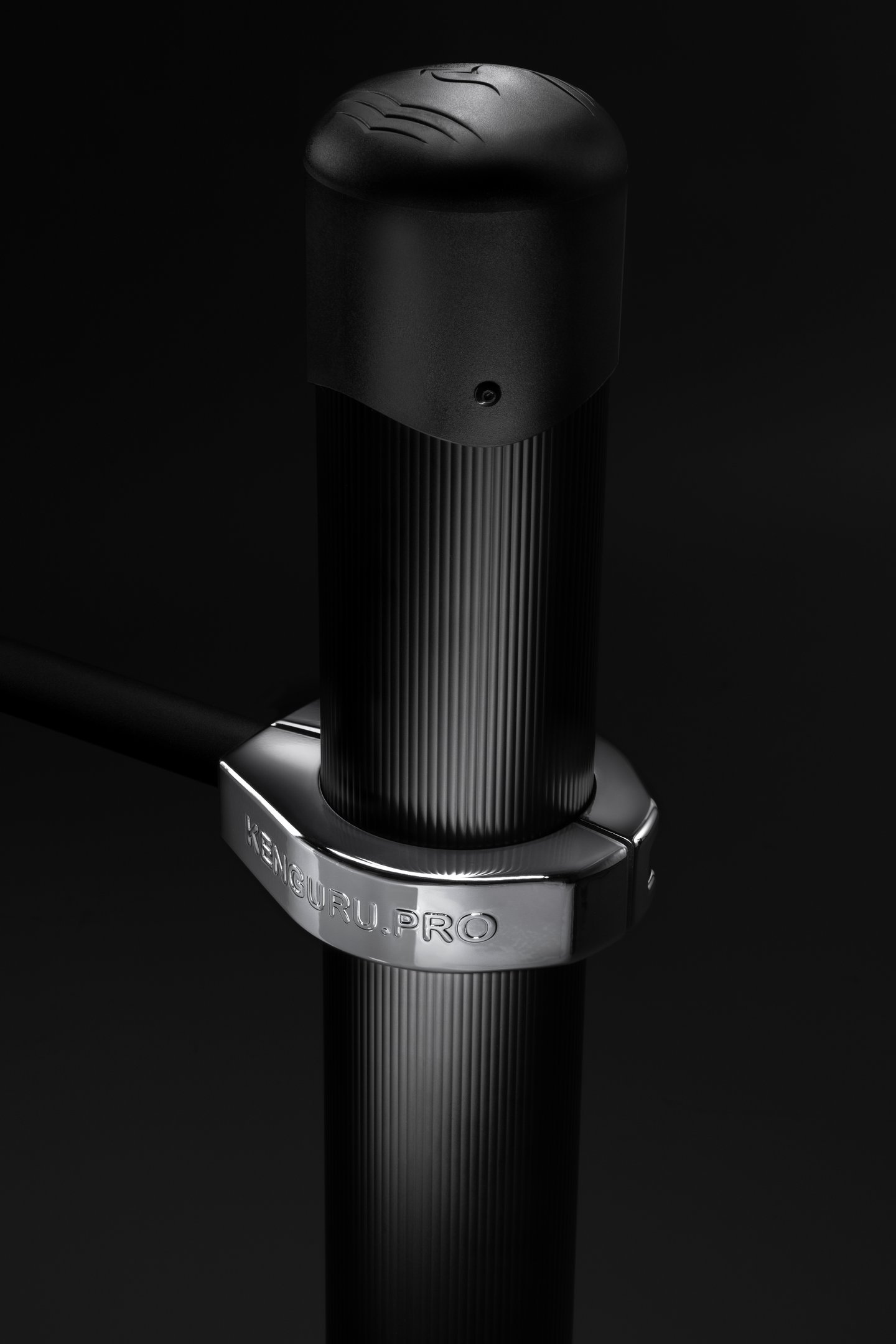 Poteau en aluminium anodisé Kenguru Pro avec colliers de fixation, garantissant robustesse et résistance aux intempéries