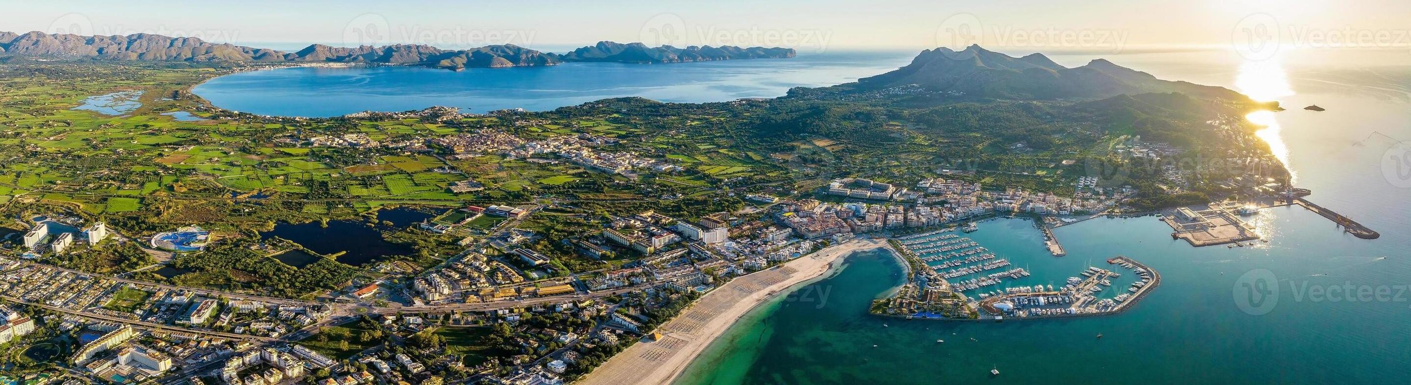 vue aérienne du port d'Alcudia. 