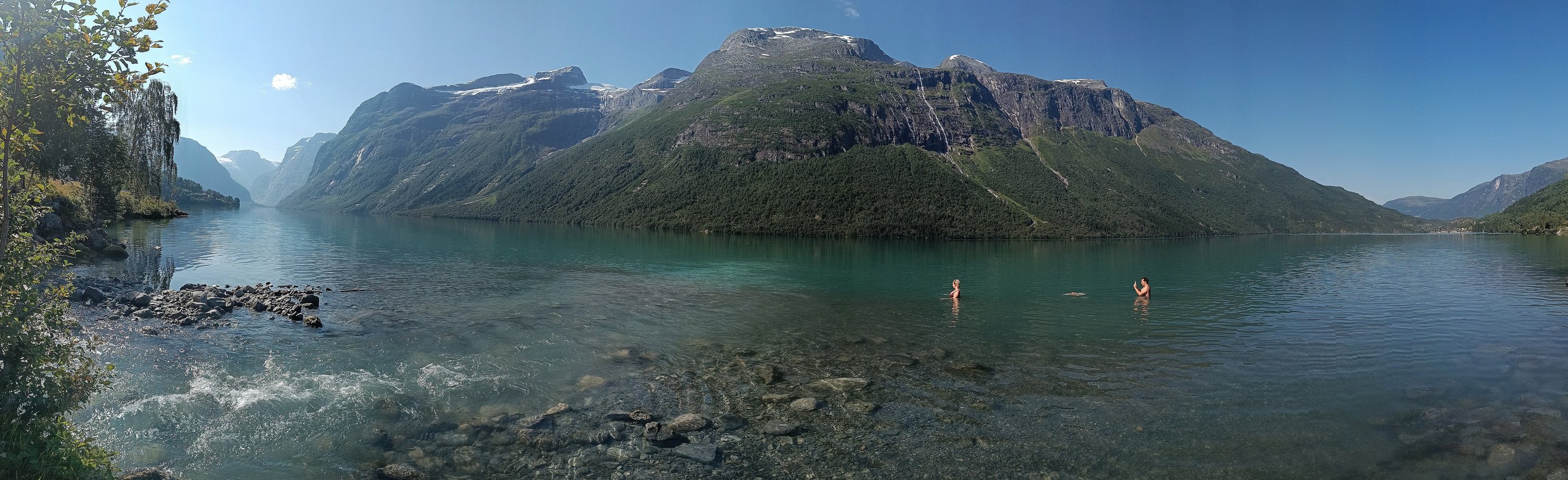 Lodowiec Jostadelsbreen, jezioro u podnóża w lecie