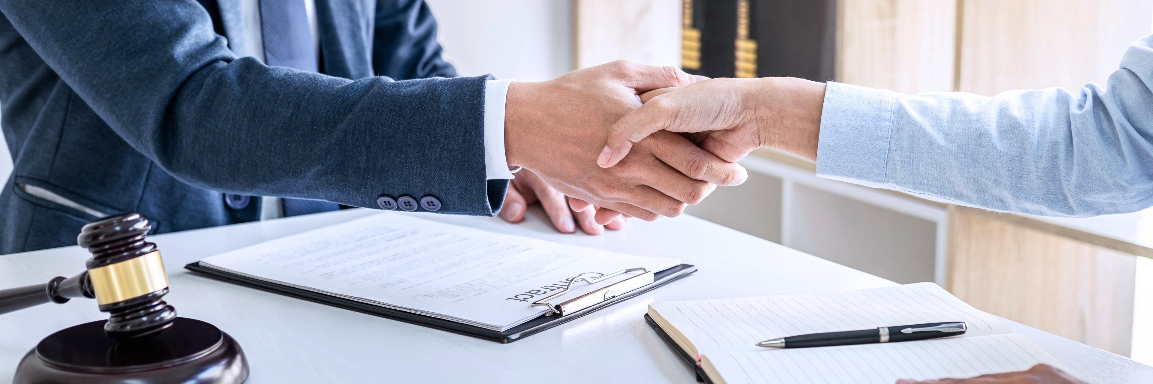 Mobile notary signing documents in Oregon
