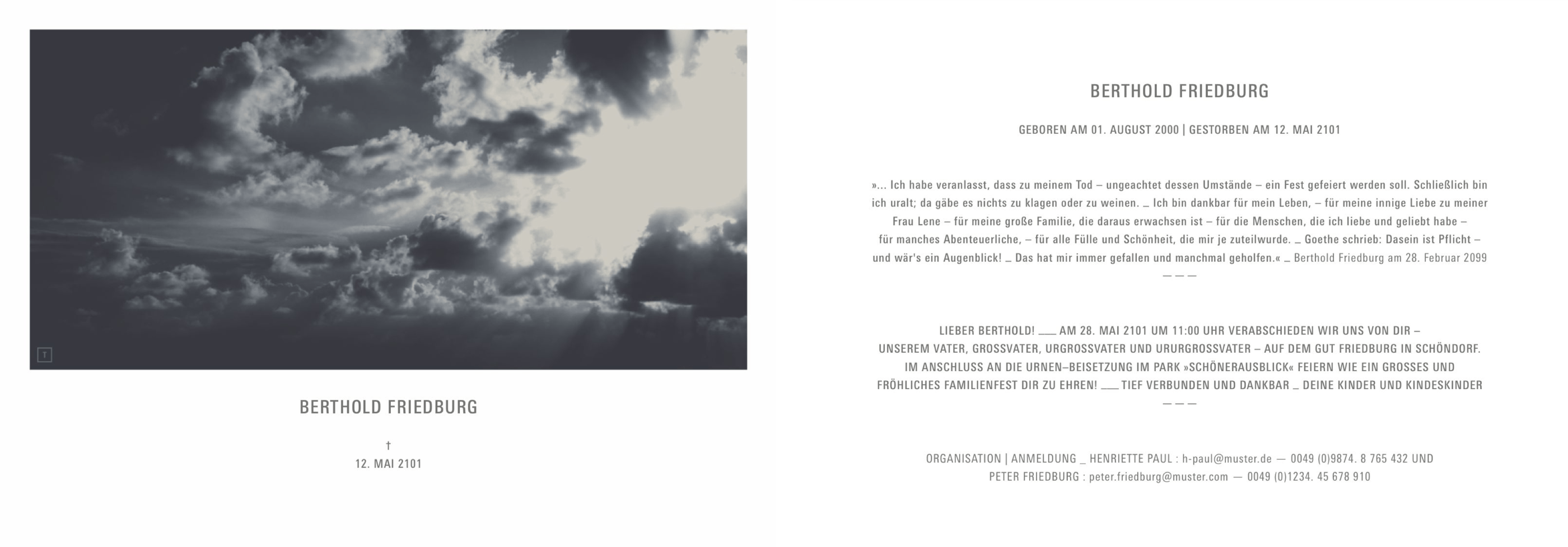 Ein-Karten-Design: Dramatischer Himmel mit Name des Verstorbenen und Text