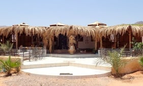 Restaurant de platja amb sostre de palla