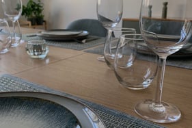 La table est dressée harmonieusement chez Marmite et papillote
