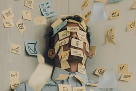 Jede Menge Post-It-Notizen repräsentieren Stress und eine hohe Arbeitslast. Hypnose kann hier helfen