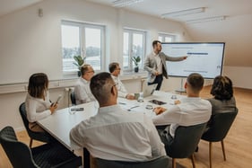 Die Angst beim Sprechen vor Gruppen hängt häufig mit dem eigenen Selbstwert zusammen. Hypnose hilft.