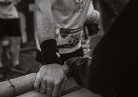 Photo des mains d'un coureur de trail et sa fille l'accueillant à l'arrivée du Chibertrail 2025.  
