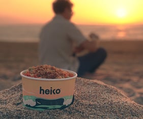 Un poke bowl devant un coucher de soleil