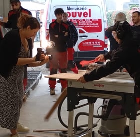 Equipe de l'entreprise louvel en tournage sur site avec videaste léa olivier
