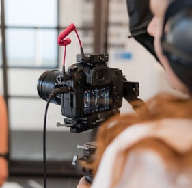 Vidéaste professionnel en tournage avec matériel