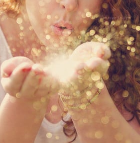 Femme avec des paillettes pour incarner la puissance de vie