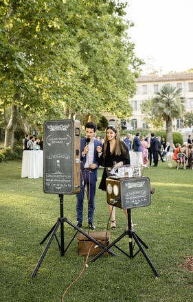Couple recording a video message on wedding photobooth — South of France photography price