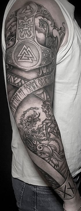 Tatouage bras complet viking illustrant le Ragnarok.