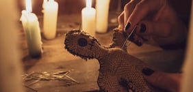 amarre con muñeco vudú con velas para recuperar a tu pareja