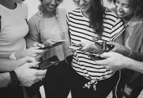 grupo de pessoas conversando e socializando 
