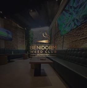 Interior del Babylon Weed Club en Benidorm con ambiente chill y logo