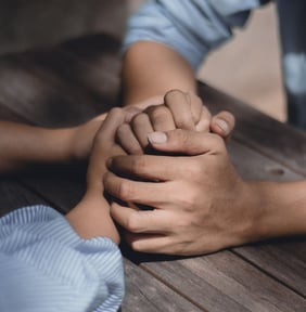 2 manos unidas simbolizando la unión en la pareja