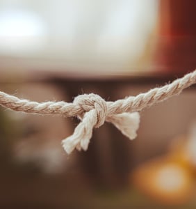 Una cuerda atada que simboliza la dependencia emocional