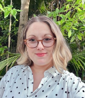 Julie Gachet Mitrovic smiling outdoors – coach specializing in Positive Psychology and embodiment