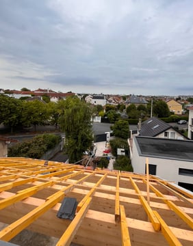 construction de maison et charpente par https://www.construction-baticom.fr/