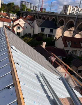 couverture d'une maison avec une toiture zinc https://www.construction-baticom.fr/